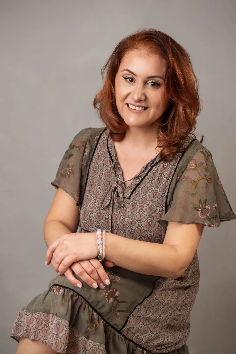 Cristina Derscariu, zâmbind, într-o rochie verde