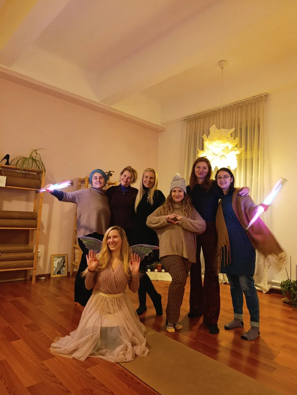 Participanți la un atelier Mișcare cu Sens, în interior